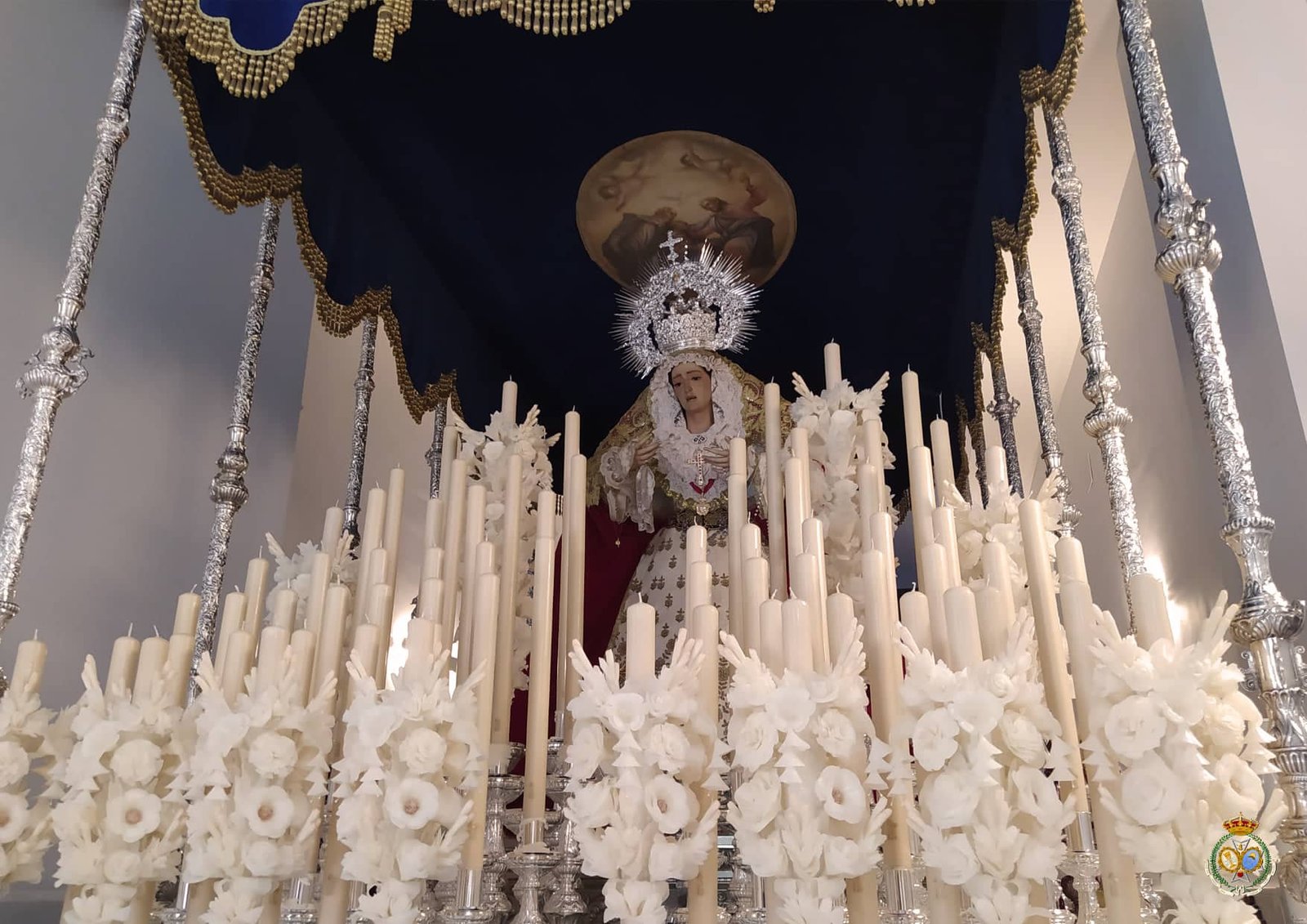 La Santísima Virgen de la Aurora ya se encuentra sobre su paso de palio esperando su salida procesional