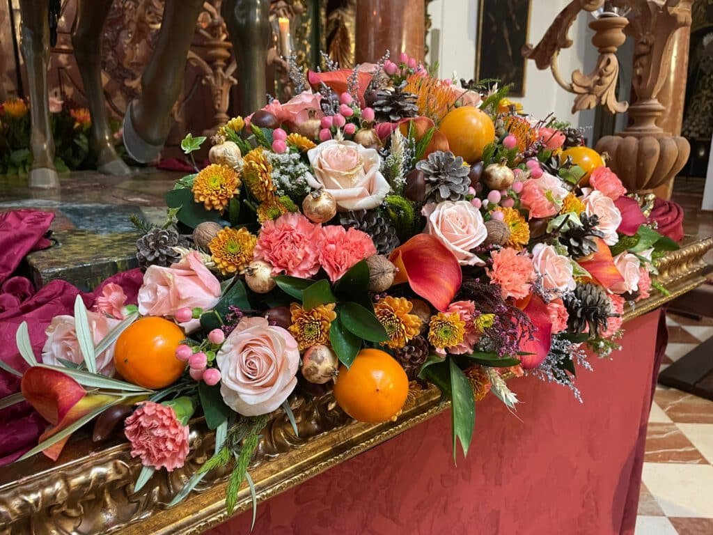 Exorno floral Hermandad de la Pollinita de Cabra para el traslado festividad Cristo Rey
