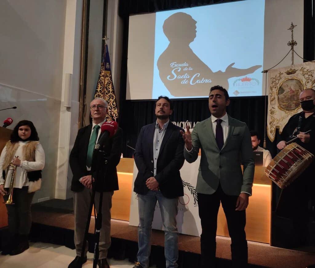 Actuación durante la presentación de la Escuela de la Saeta de Cabra 