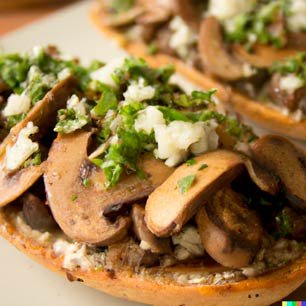 Tosta de champiñones y aguacates