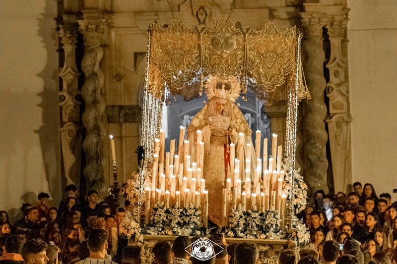 Entrada de la Virgen de la Paz de Cabra en la noche del Martes Santo en la Iglesia de la Asunción y Ángeles de Cabra